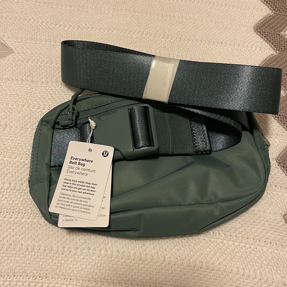 NWT lululemon everywhere belt bag - Picture 3 of 4